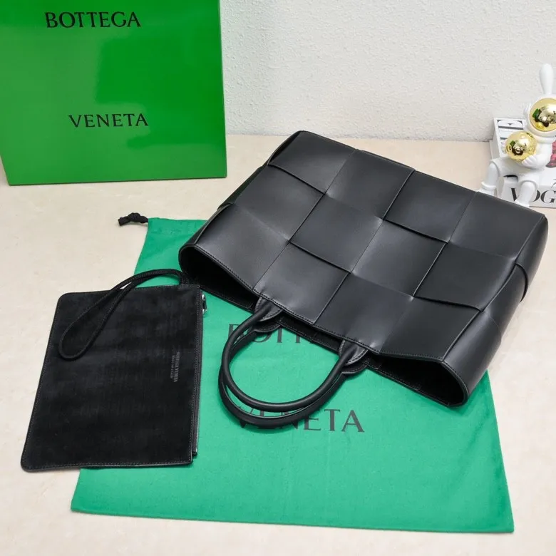 The batch of 2000 BV tote bag (small four compartments) has finally been shipped🔥🔥 The leather feels great! It's a very low-key bag. The more I look at it, the more I like it. I usually go out for rides and planes because I have a lot of stuff and need to carry a computer. Carrying a bag like this is all it takes. It comes with a small bag for storage, which is very convenient. Style number: 9898 Size: 38*10*28cm